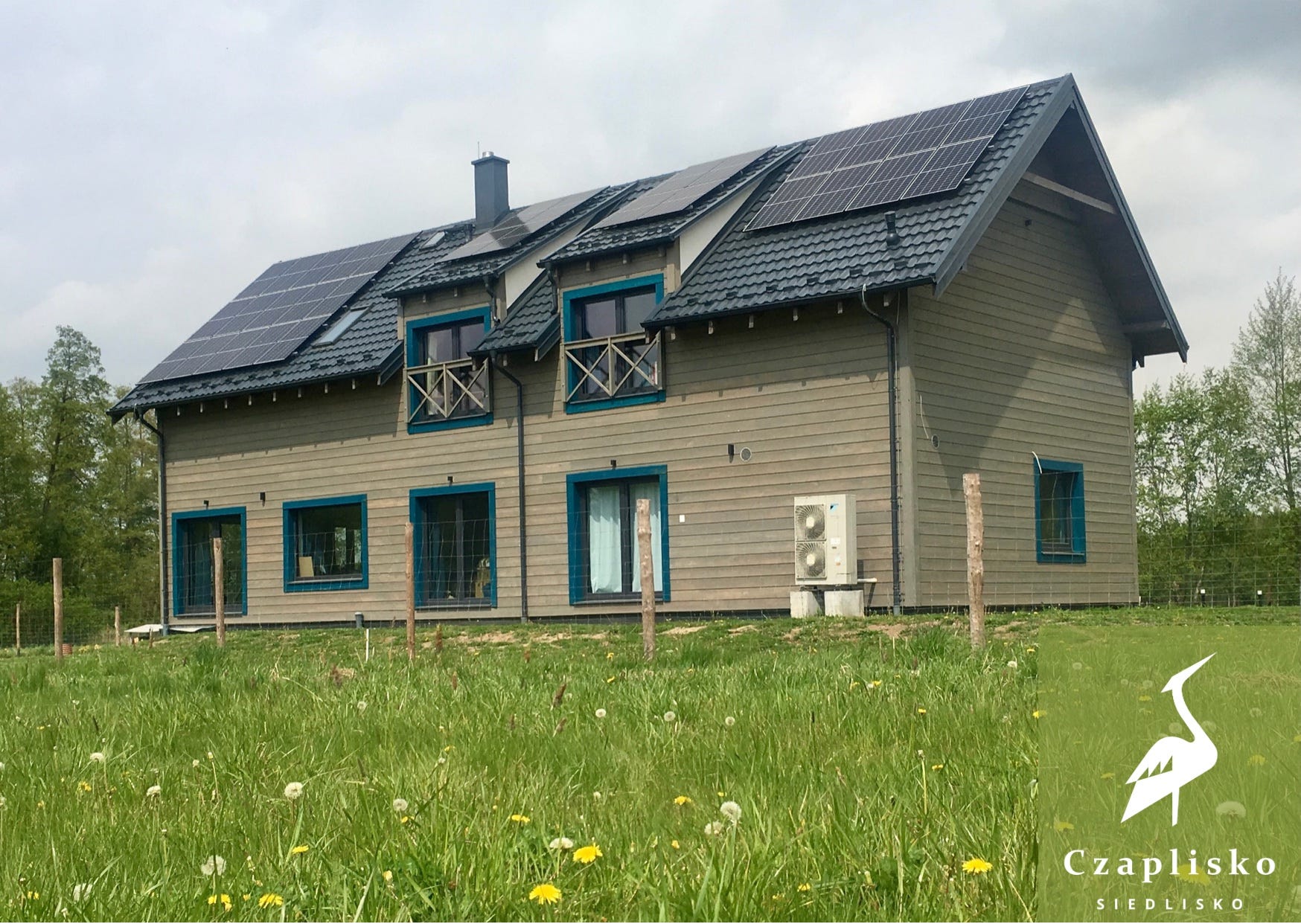 Czaplisko Siedlisko is a guesthouse located at the shore of Jeziorak lake, among forest and meadows. Bird’s songs will accompany you every day. Modern stud wall house with 1.5 hectares of land at your disposal — our proposal of an unforgettable vacation! (https://en.czapliskosiedlisko.pl/)
